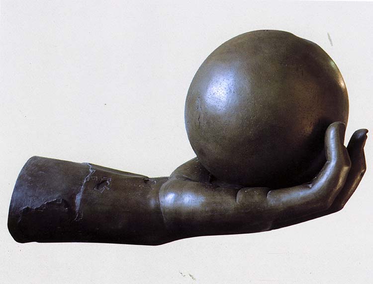 コンスタンティヌス帝の巨像の手部、球体(複製)